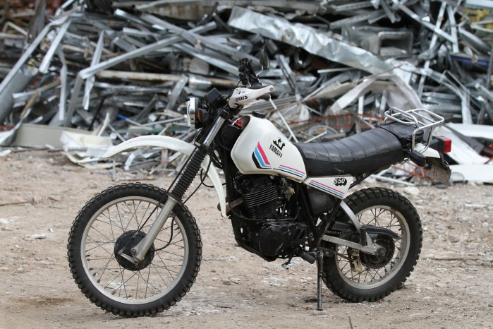 03 Yamaha XT 550 z boku