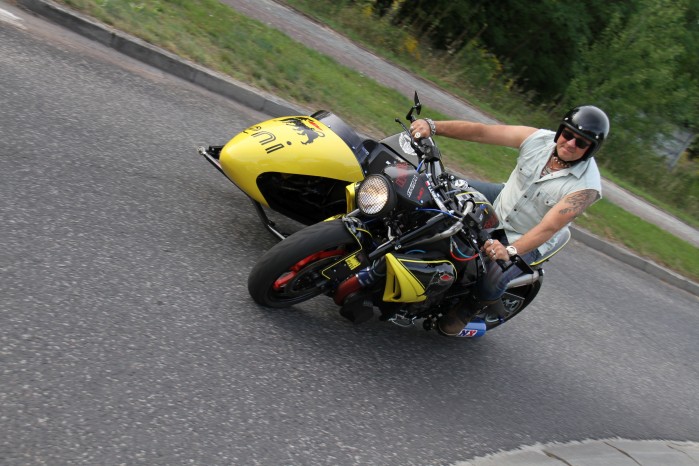 01 Buell 1125 CR z koszem bocznym custom na drodze