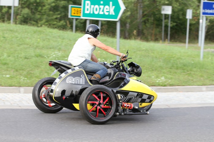 04 Buell 1125 CR z koszem bocznym Szajbas Garage na drodze