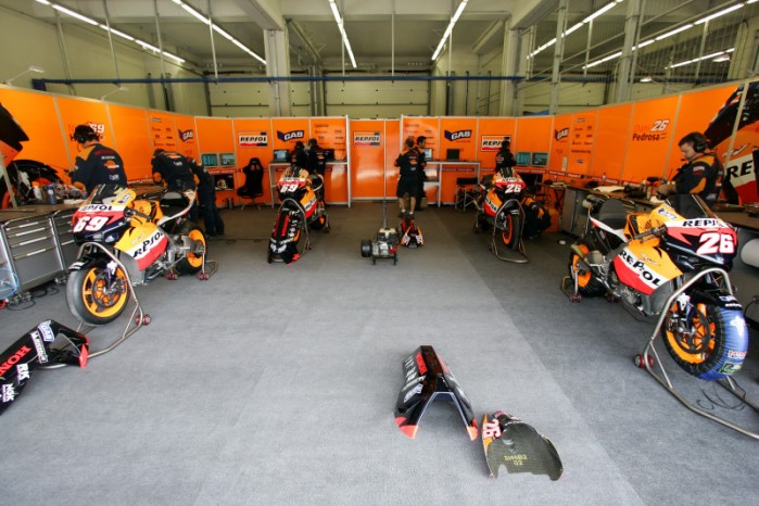 1233327717 Repsol Honda box