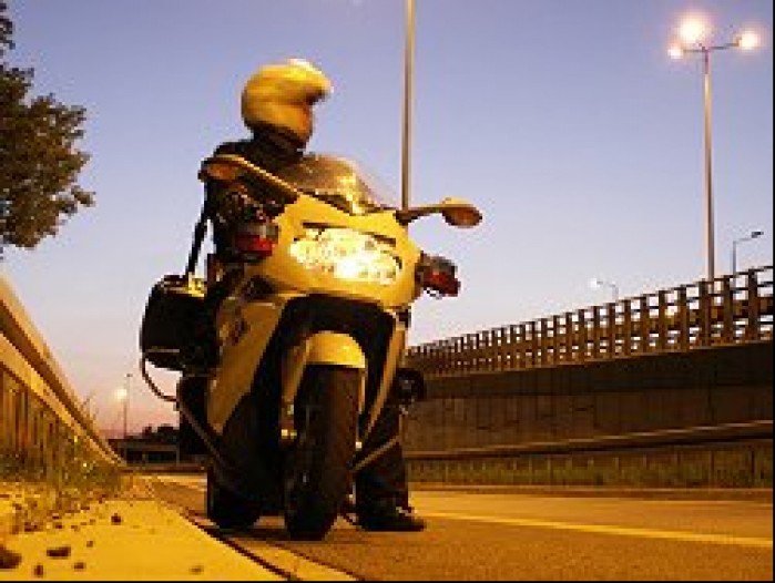 policjant w oczekiwaniu na motocyklistow