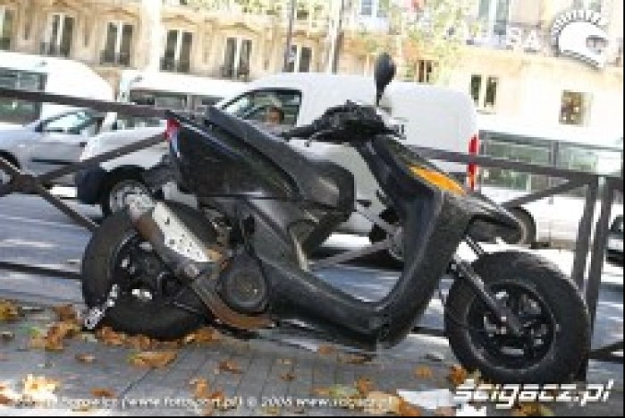 Paryskie motocykle zlamany skuter 036