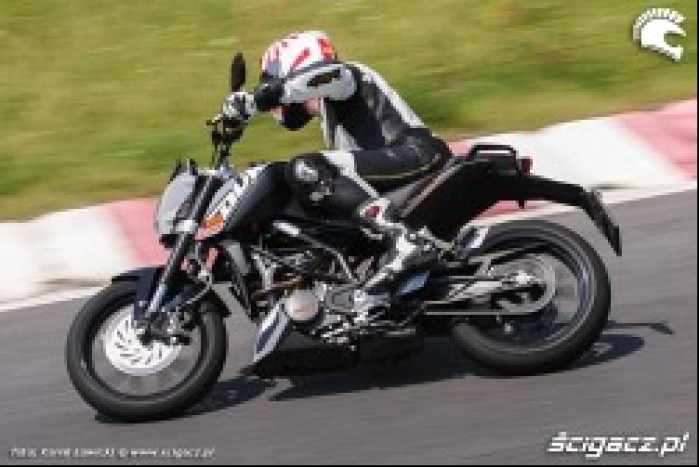 KTM Duke 125 szybki zakret scigacz pl