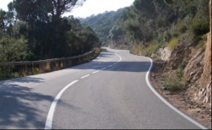 Motocyklem w Hiszpanii typowa droga w gorach