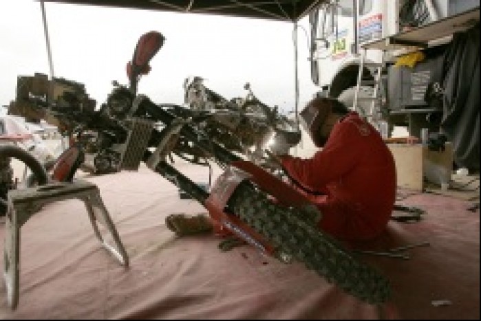 Dakar 2010 naprawa motocykla