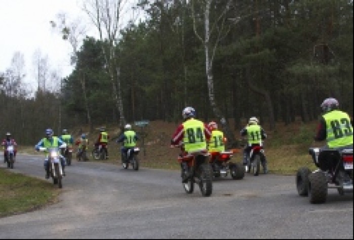 zawodnicy rozjezdzaja sie LXII pogon za lisem pionki 2008 a img 0187