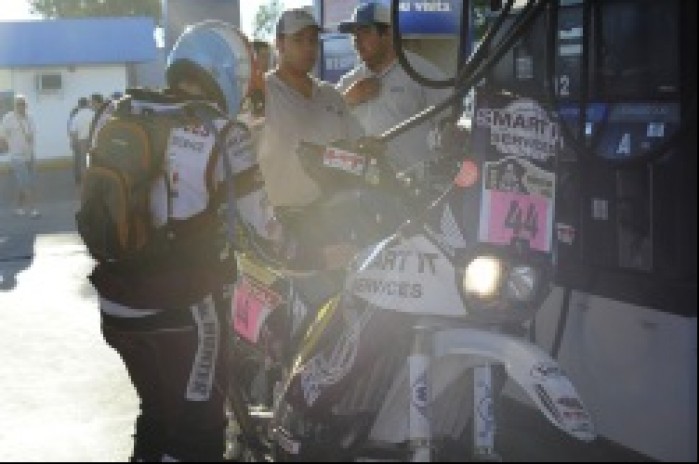 Dakar 2010 tankowanie motocykla