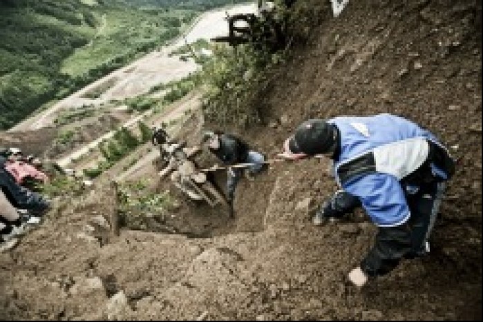 Podczas zawodow enduro czesto przydaje sie pomoc publiki fot Jurgen Skarwan Red Bull Content Pool