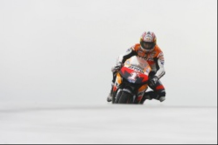 Nicky Hayden kontra brytyjski mokry asfalt - Foto Honda