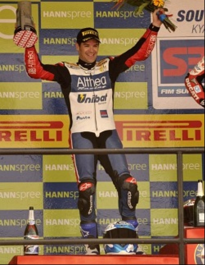 Carlos checa Kyalami podium 2010