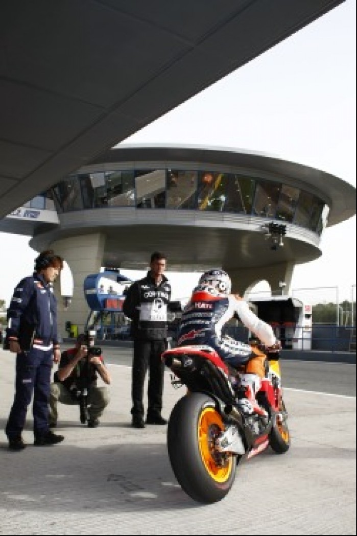 Charakterystyczny taras widokowy na prosta startowa w Jerez - foto Honda