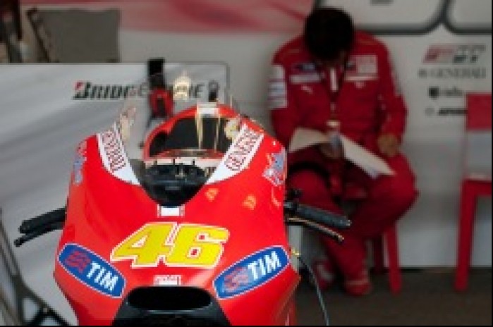 Rossi-Ducati-pit-box