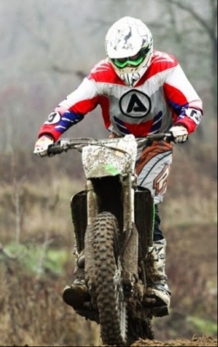 kierowaca motocykla kawasaki z serii kx 2010