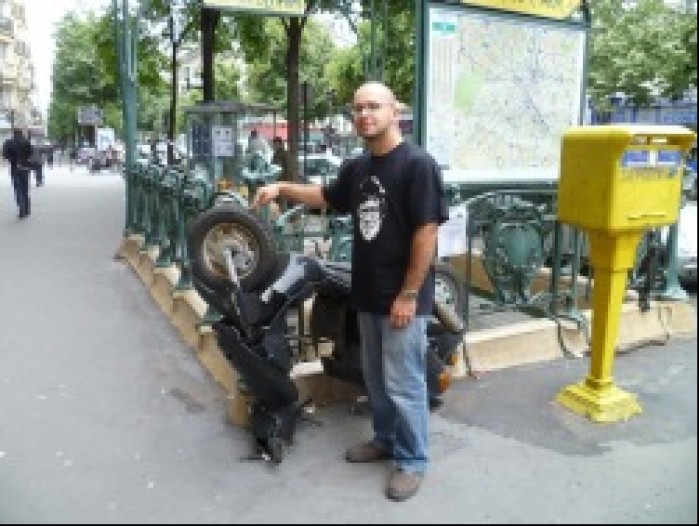 tak sie parkuje skutery w Paryzu