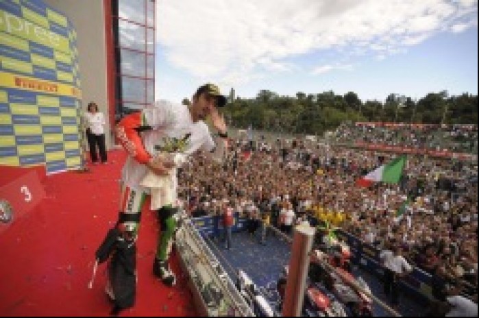 Max Biaggi swietuje tytul z fanami