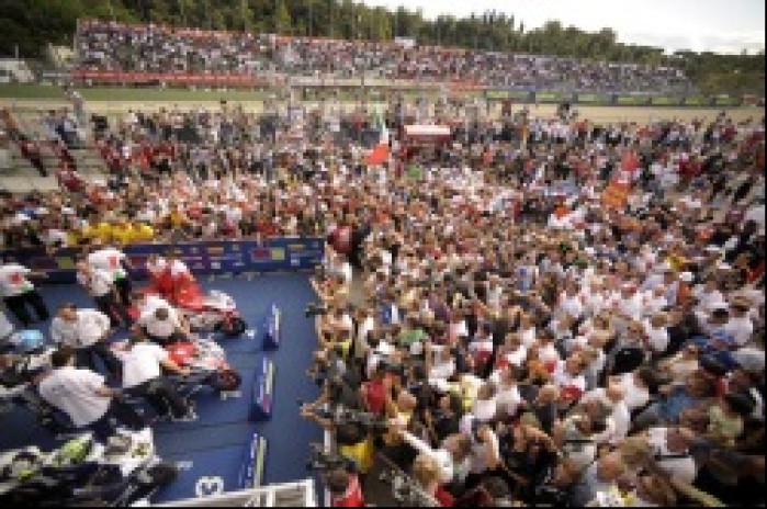 Tlum pod podium Imola 2010