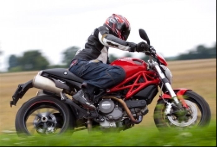 bok Ducati Monster 796 2011