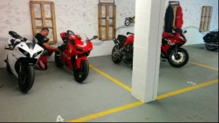 motocykle w garazu