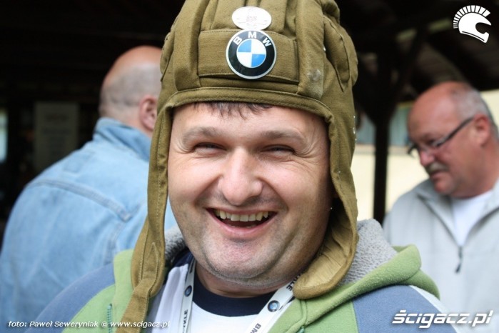 gosc w nietypowym nakryciu glowy