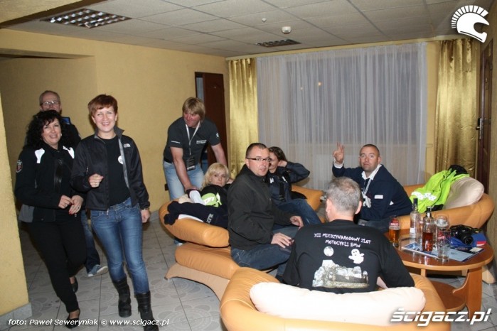 nocne miedzynarodowe rozmowy