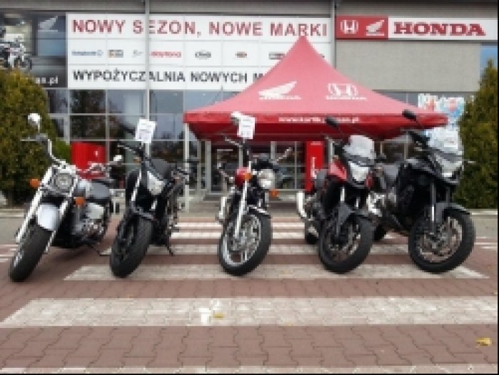 motocykle przed salonem Honda Karlik