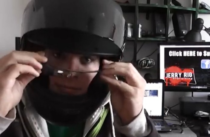 motocyklista zaklada Google Glass