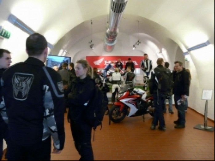 Wystawa motocykli Hondy zwiedzajacy