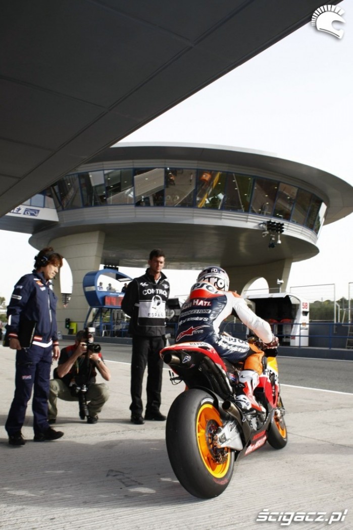 Charakterystyczny taras widokowy na prosta startowa w Jerez foto Honda