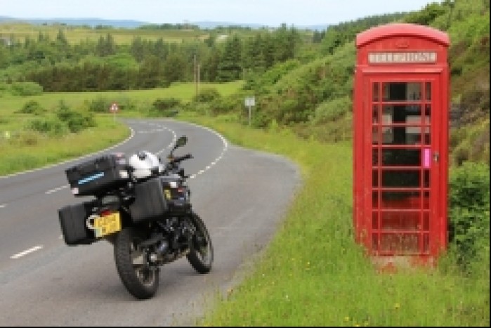 budka telefoniczna przy szkockiej drodze
