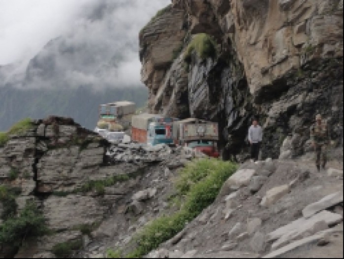 ciezarowki na drodze przez Himalaje