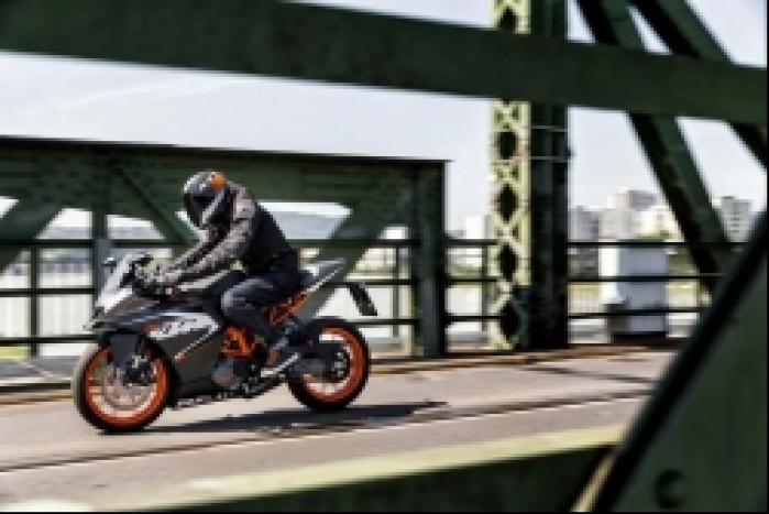 KTM RC125 in action