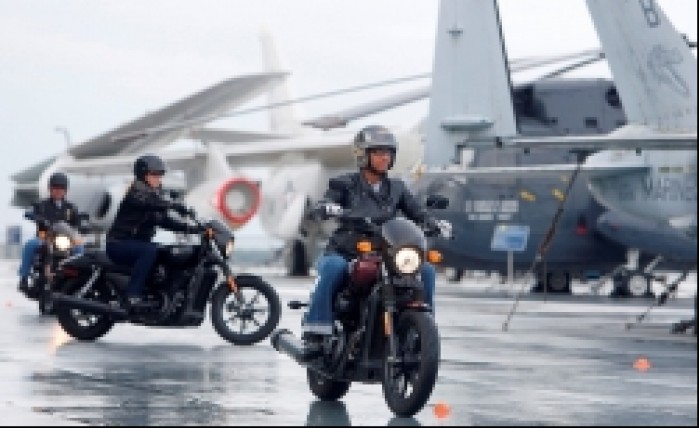 motocyle na lotniskowcu