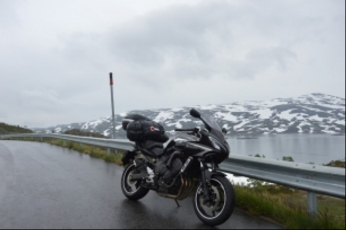 Norwegia pierwszy snieg przy drodze 134 za haukelingrend