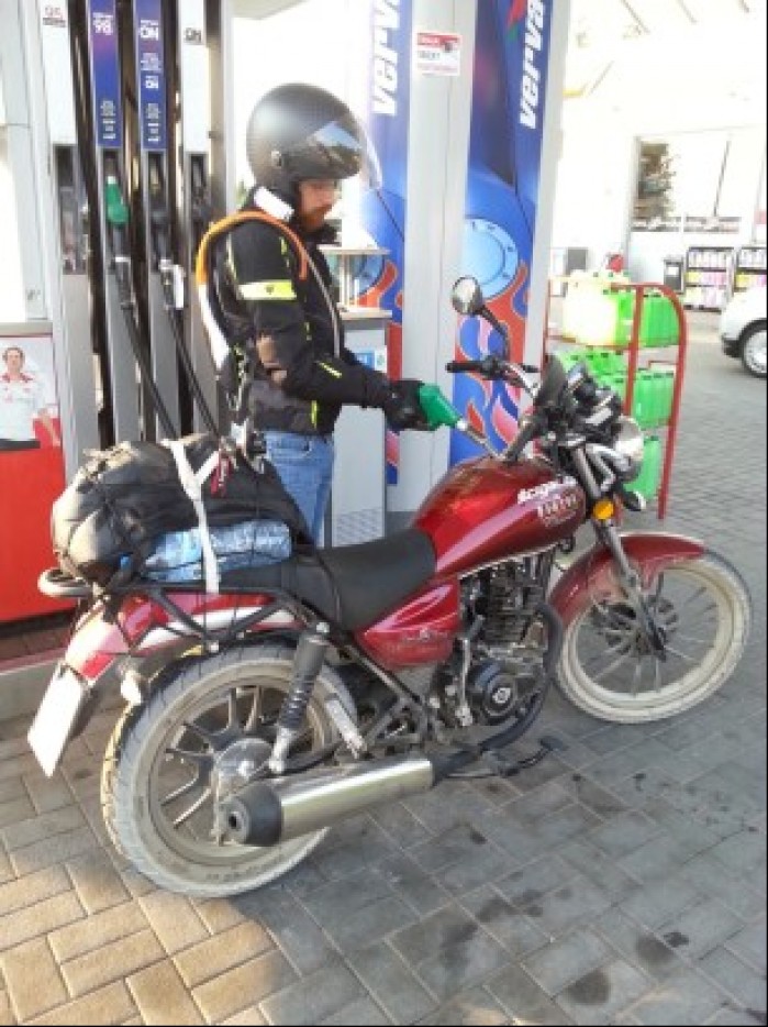 Motocykl na stacji benzynowej