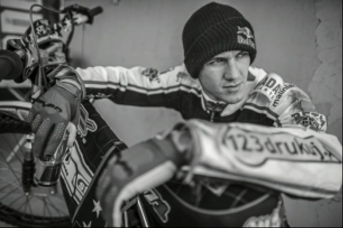 Maciej Janowski z bliska fot Lukas Nazdraczew Red Bull Content Pool