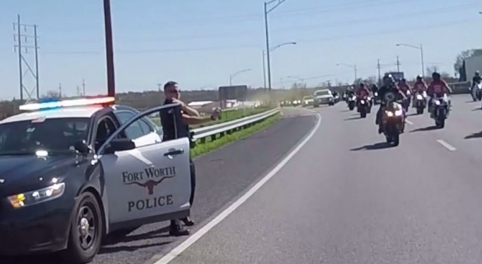 policjant gazem w motocyklistow
