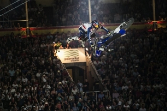 pages tom x fighters 2016