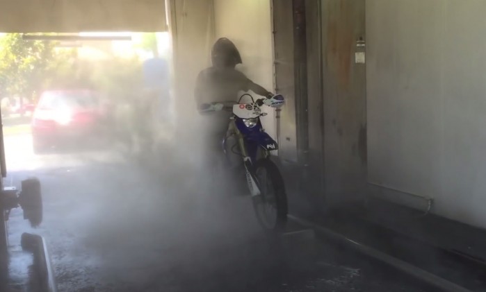 motocyklista na myji
