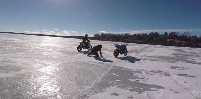uciekajacy motocykl na lodzie