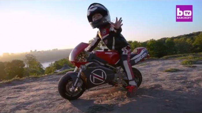 dziecko na motocyklu