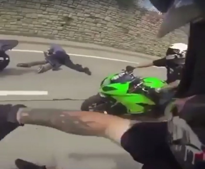 brutalne zatrzymanie motocyklisty przez policje