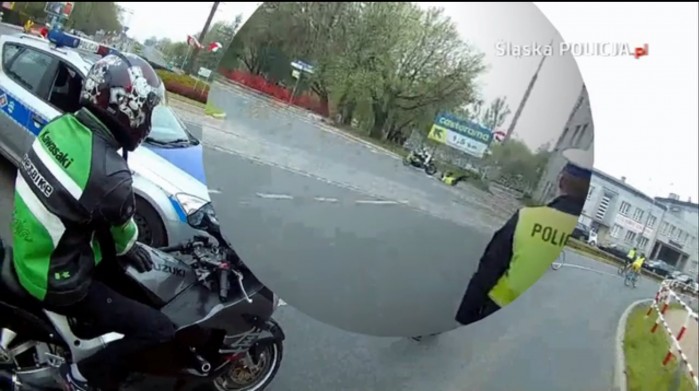 motocyklista potraca policjanta