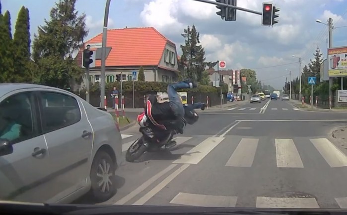 motocyklista wjezdza w auto