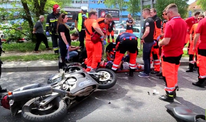 ratownicy ratuj poszkodowanego motocyklist