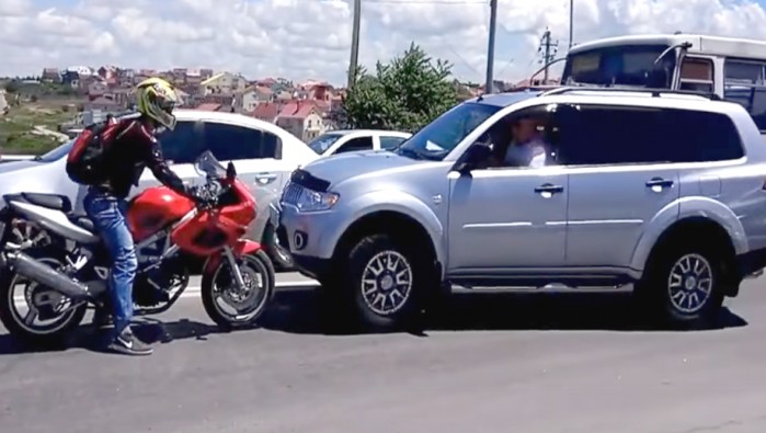 motocyklista czolowo samochod pod prad w rosji