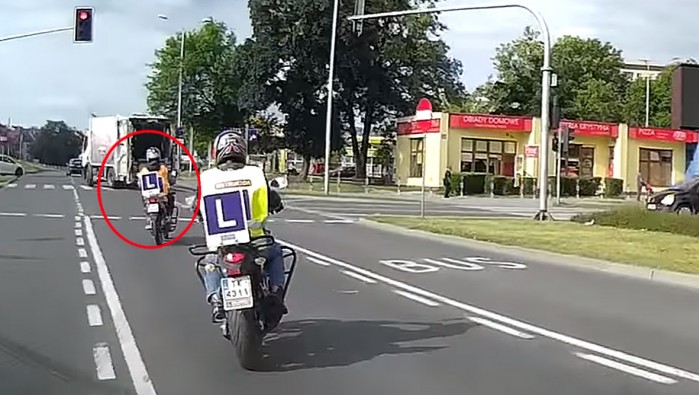 kursant na prawoj jazdy motocykl wjezadza na czerwonym swietle na skrzyzowanie