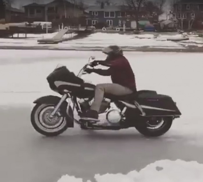 Harley na sniegu