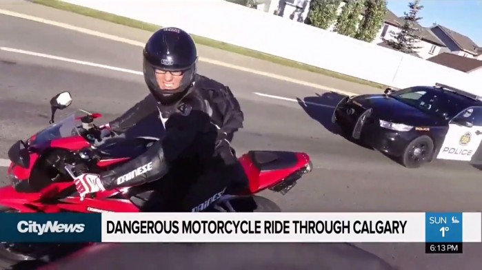 kanadyjski motocyklista ucieka przed policja