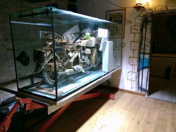 Motocykl w akwarium