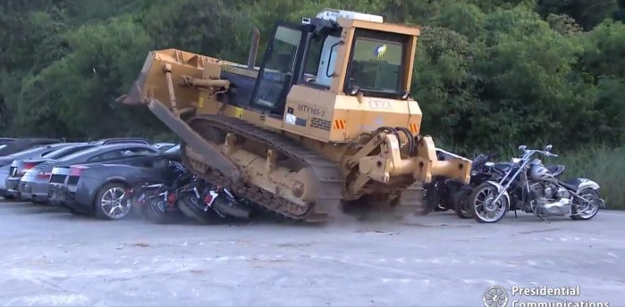 buldozer niszczy motocykle